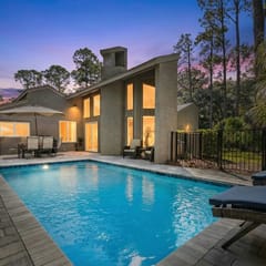 2 Min Walk to Beach, Fenced Yard and Heatable Pool!