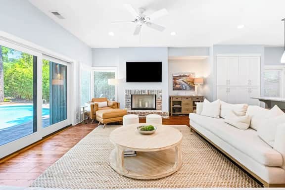 44 Stoney Creek/Harbour Town: BESTNEST by Beverly Serral  **Heatable Pool** - Image 3