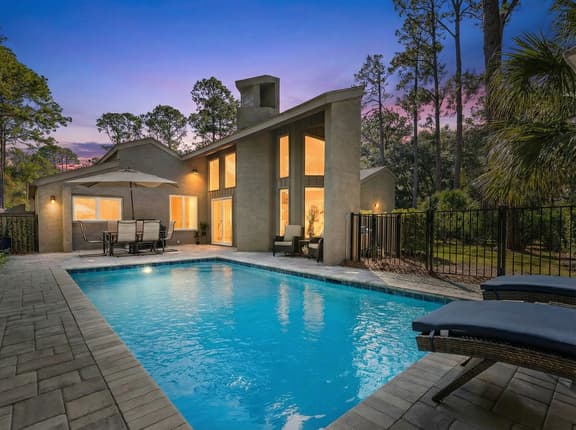 2 Min Walk to Beach, Fenced Yard and Heatable Pool! - Image 1